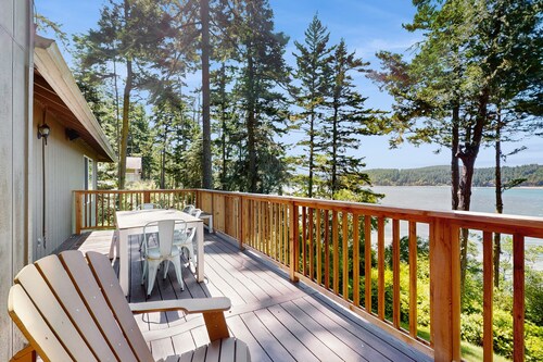 Dog-friendly waterfront home with furnished deck, patio & beach access