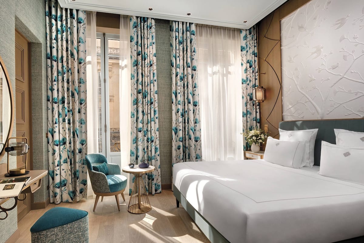 Deluxe kamer, balkon | Luxe beddengoed, een kluis op de kamer, verduisterende gordijnen