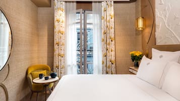 Double Room, Courtyard View (Privilège sur cour) | Premium bedding, in-room safe, blackout drapes, soundproofing