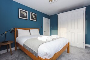 2 bedrooms, iron/ironing board, Internet, bed sheets