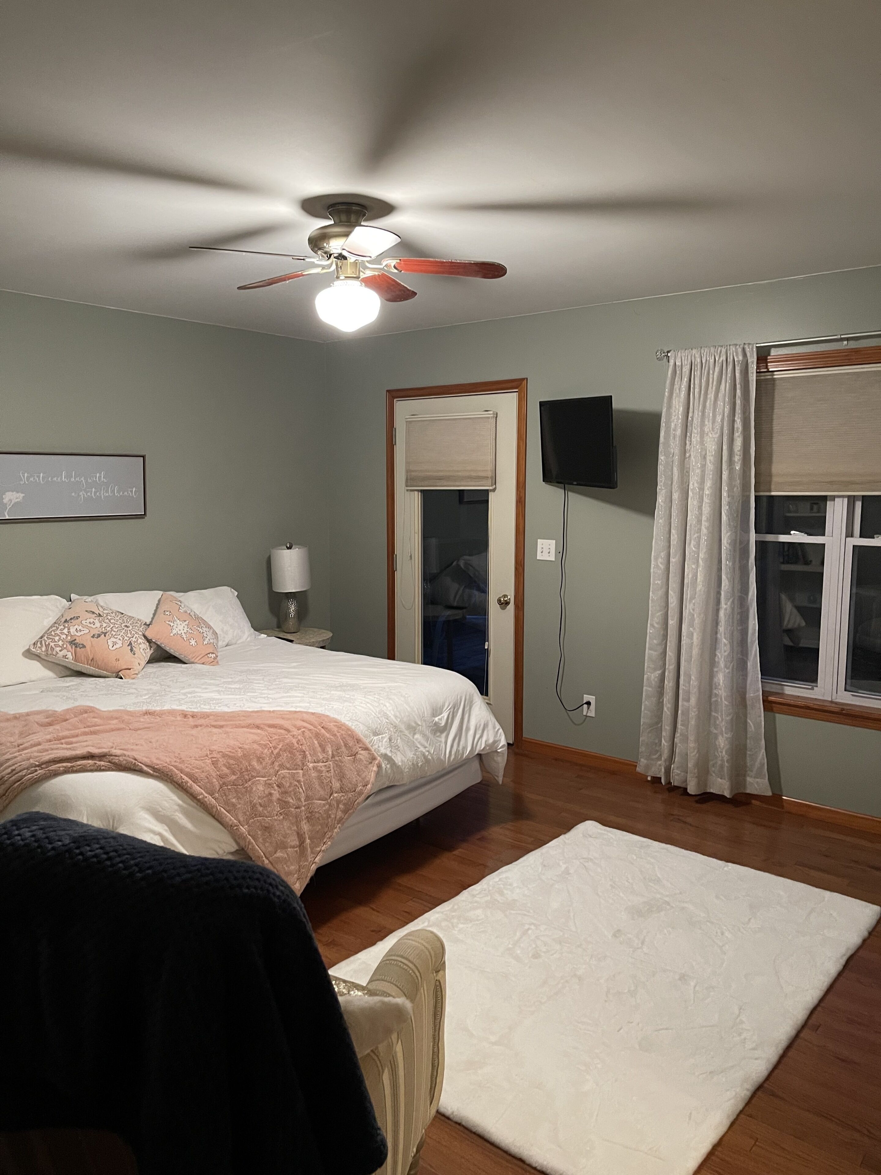 5 soverom, skrivebord, strykejern/-brett og reiseseng for barn