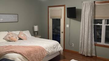 5 soverom, skrivebord, strykejern/-brett og reiseseng for barn