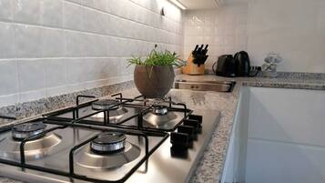 Refrigerador, microondas, horno y parrilla de estufa