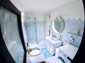 Doccia, asciugacapelli, bidet, asciugamani