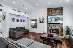 House (Via Escuela 2) | Living room | TV - Via Escuela 2 (Palm Springs)