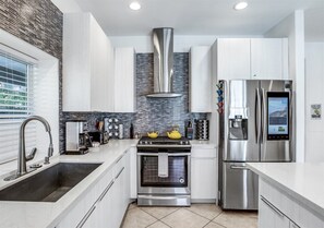 House (Via Escuela 2) | Private kitchen | Fridge, microwave, dishwasher, coffee/tea maker - Via Escuela 2 (Palm Springs)