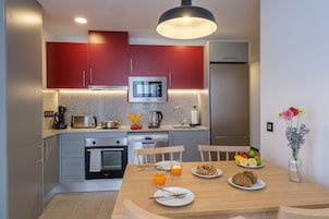 Apartamento estándar, 2 habitaciones | Cocina privada | Frigorífico grande, microondas, horno y placa de cocina