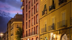 Un hotel de varios pisos con balcones y un estilo arquitectónico clásico.