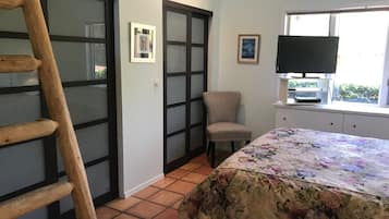 3 bedrooms, desk, iron/ironing board, WiFi (free)