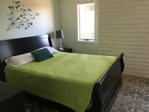 3 bedrooms, desk, iron/ironing board, free WiFi