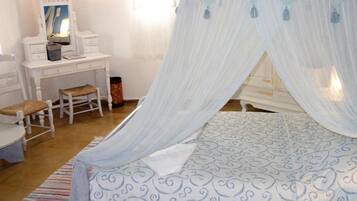 1 makuuhuone, työpöytä, silitysrauta/-lauta, vauvan matkasänky