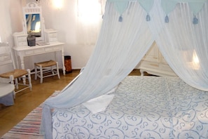 1 quarto, escrivaninha, ferros/tábuas de passar roupa, berço de viagem