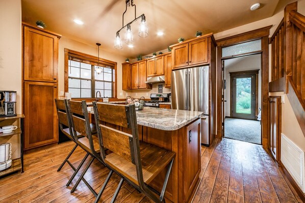 Fridge, microwave, oven, stovetop - 4 BED, 3-BATH PRIVATE FLAGSTAFF RETREAT CENTERALLY LOCATED NEAR MTB & ATV TRAILS (Flagstaff)