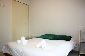 1 bedroom, desk, WiFi, bed sheets