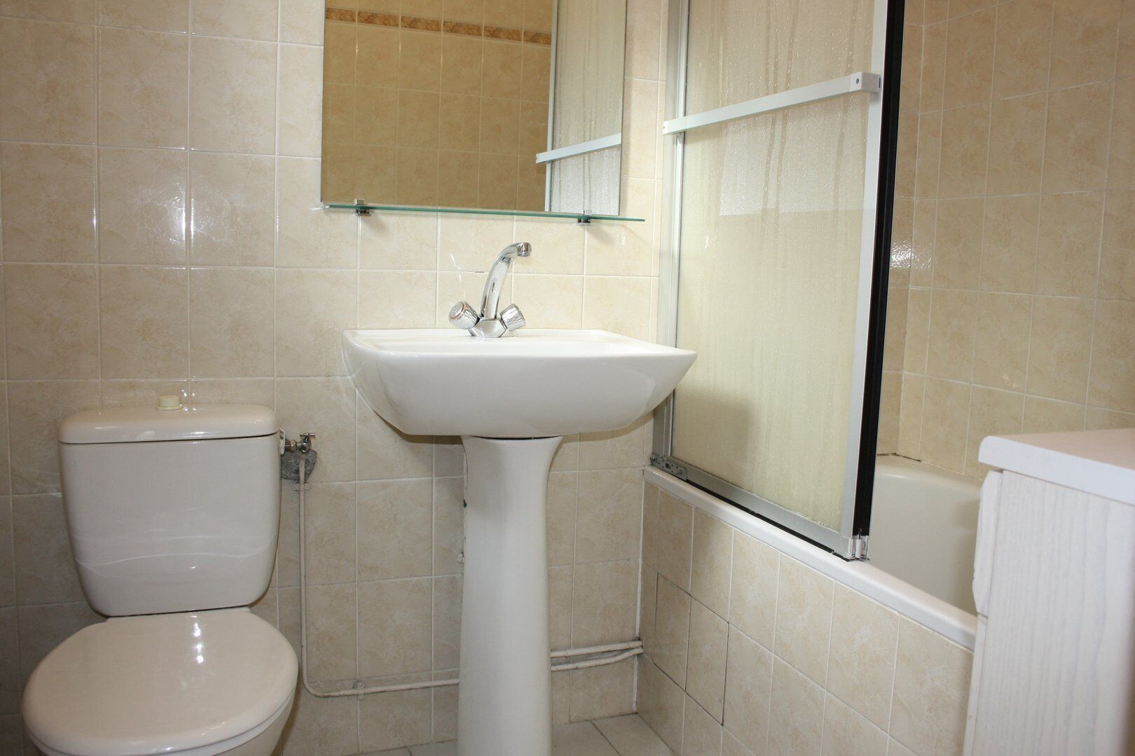 Baignoire, sèche-cheveux, serviettes fournies