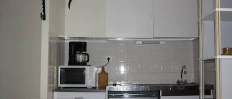 Kühlschrank, Mikrowelle, Ofen, Wasserkocher mit Kaffee-/Teezubehör
