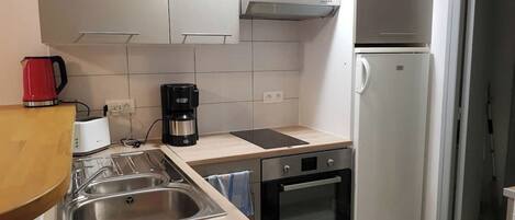 Een koelkast, een microgolfoven, een oven, een kookplaat