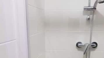 Douche, serviettes fournies, papier toilette