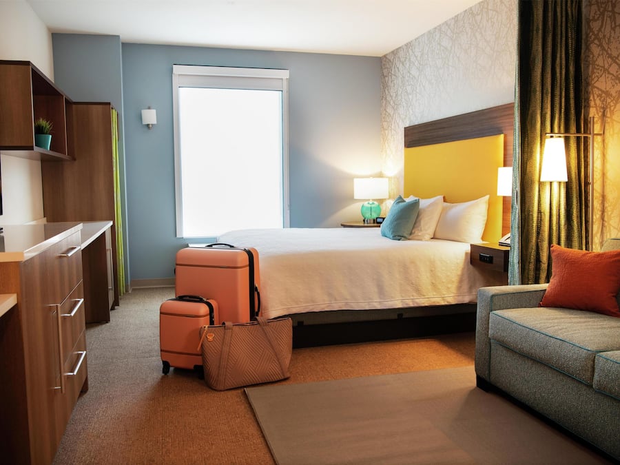 Studio Suite, 1 King Bed | Living area