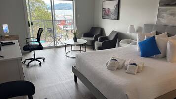 Seaview Studio | Premium bedding, iron/ironing board (on request), WiFi (free)