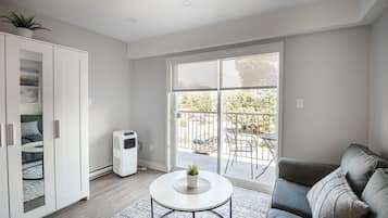 Comfort Studio Suite, 1 Queen Bed with Sofa bed | Living area