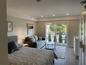 Comfort Studio Suite, 1 Queen Bed with Sofa bed | Living area | 32-inch LED TV with cable channels - Gibsons Landing Inn (Gibsons)