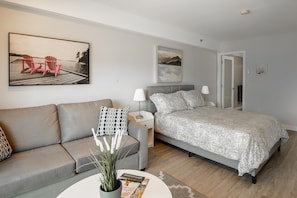 Standard Studio with Balcony | Premium bedding, iron/ironing board, free WiFi, bed sheets - Gibsons Landing Inn (Gibsons)
