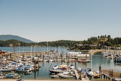 Gibsons Landing Inn