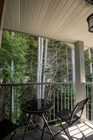 Comfort Studio Suite, 1 Queen Bed, Balcony | Premium bedding, iron/ironing board, free WiFi, bed sheets - Gibsons Landing Inn (Gibsons)