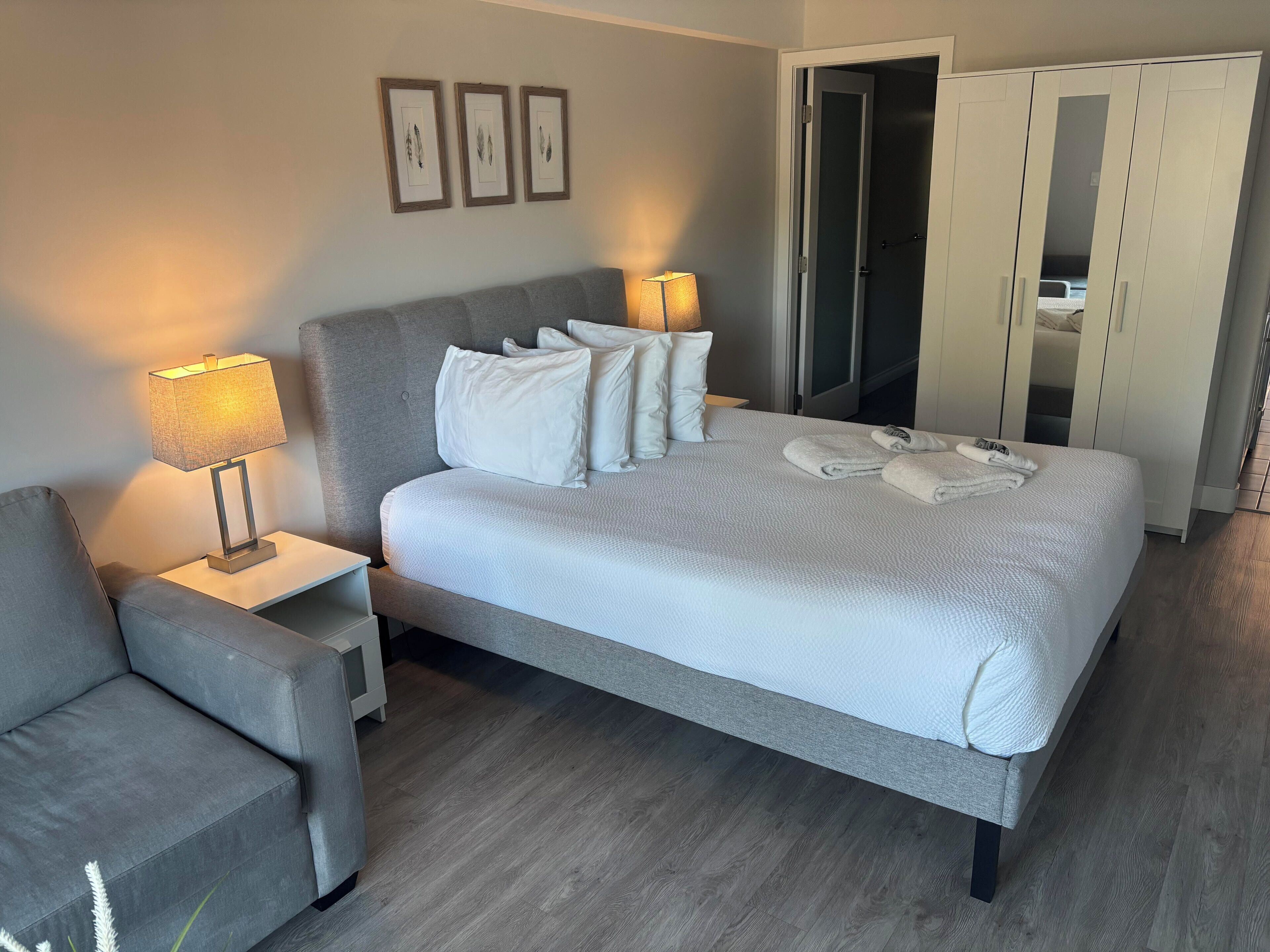 Comfort Studio Suite, 1 Queen Bed with Sofa bed | Premium bedding, iron/ironing board, free WiFi, bed sheets