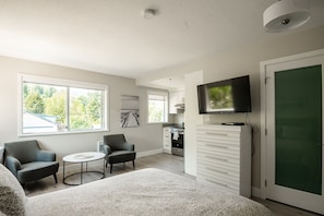 Signatur-studiosuite - 1 queensize-seng - balkon | Opholdsområde | 32-tommers LED-tv med kabelkanaler