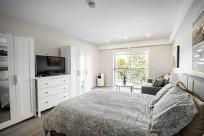 Studio – premium, 1 queensize-seng | Sengetøy av topp kvalitet, strykejern/-brett og wi-fi (inkludert)