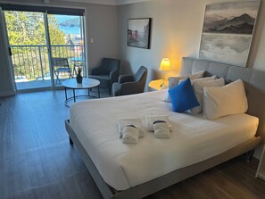 Premium bedding, iron/ironing board, free WiFi, bed sheets - Gibsons Landing Inn (Gibsons)