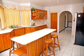 Fridge, microwave, oven, stovetop - SuiteVille in Mandeville , Shopping Malls, Beaches, Parks, Highway nearby (Mandeville)