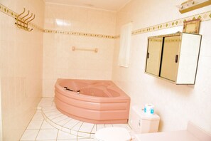 Combinazione doccia/vasca, vasca idromassaggio, asciugamani, sapone