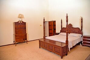 5 bedrooms, iron/ironing board, free WiFi, bed sheets