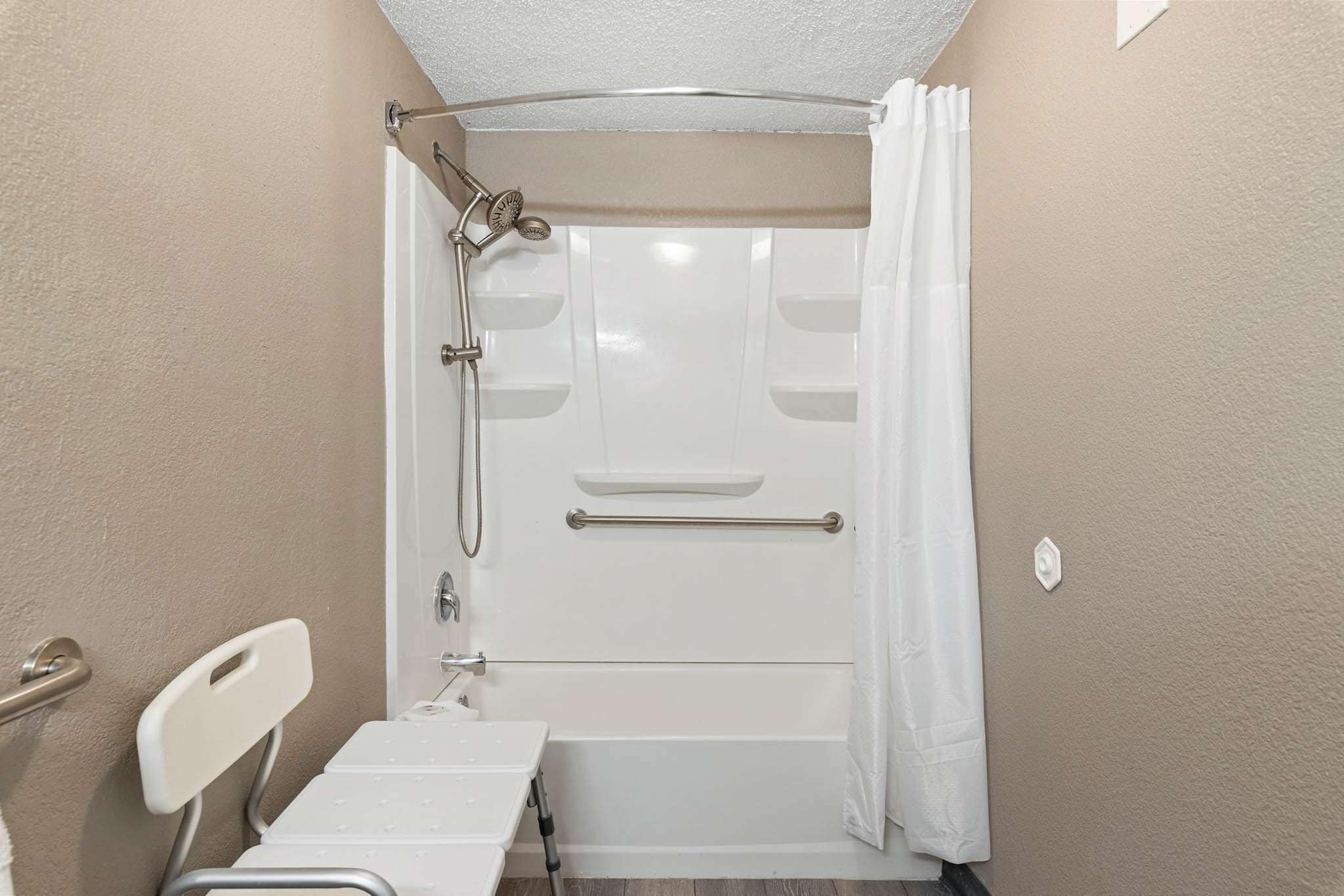 Ein kleines Badezimmer für eine Person mit Dusche, Toilette und Waschbecken.