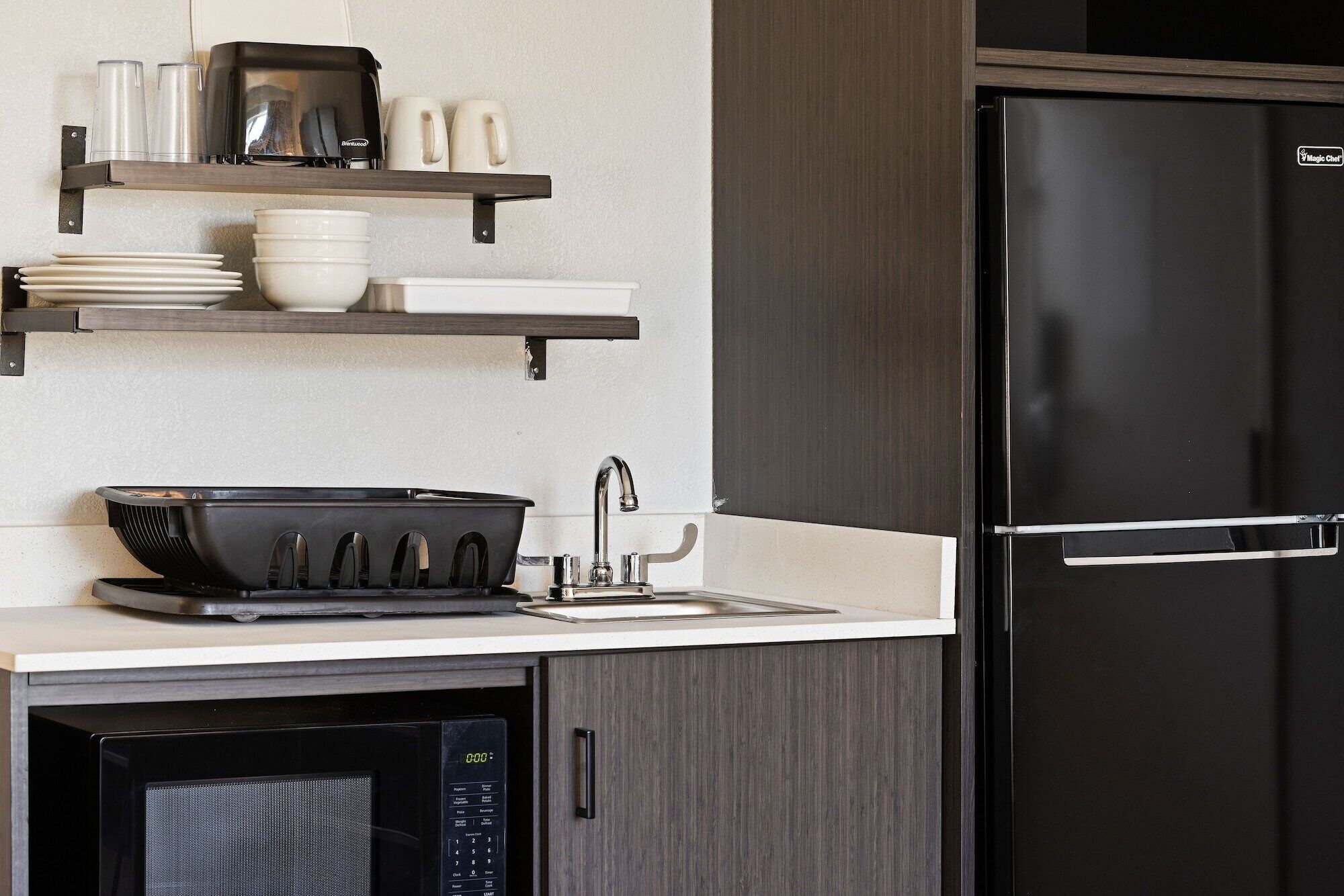 ตู้เย็นขนาดใหญ่, ไมโครเวฟ, เครื่องชงกาแฟ/ชา, เตาปิ้งขนมปัง