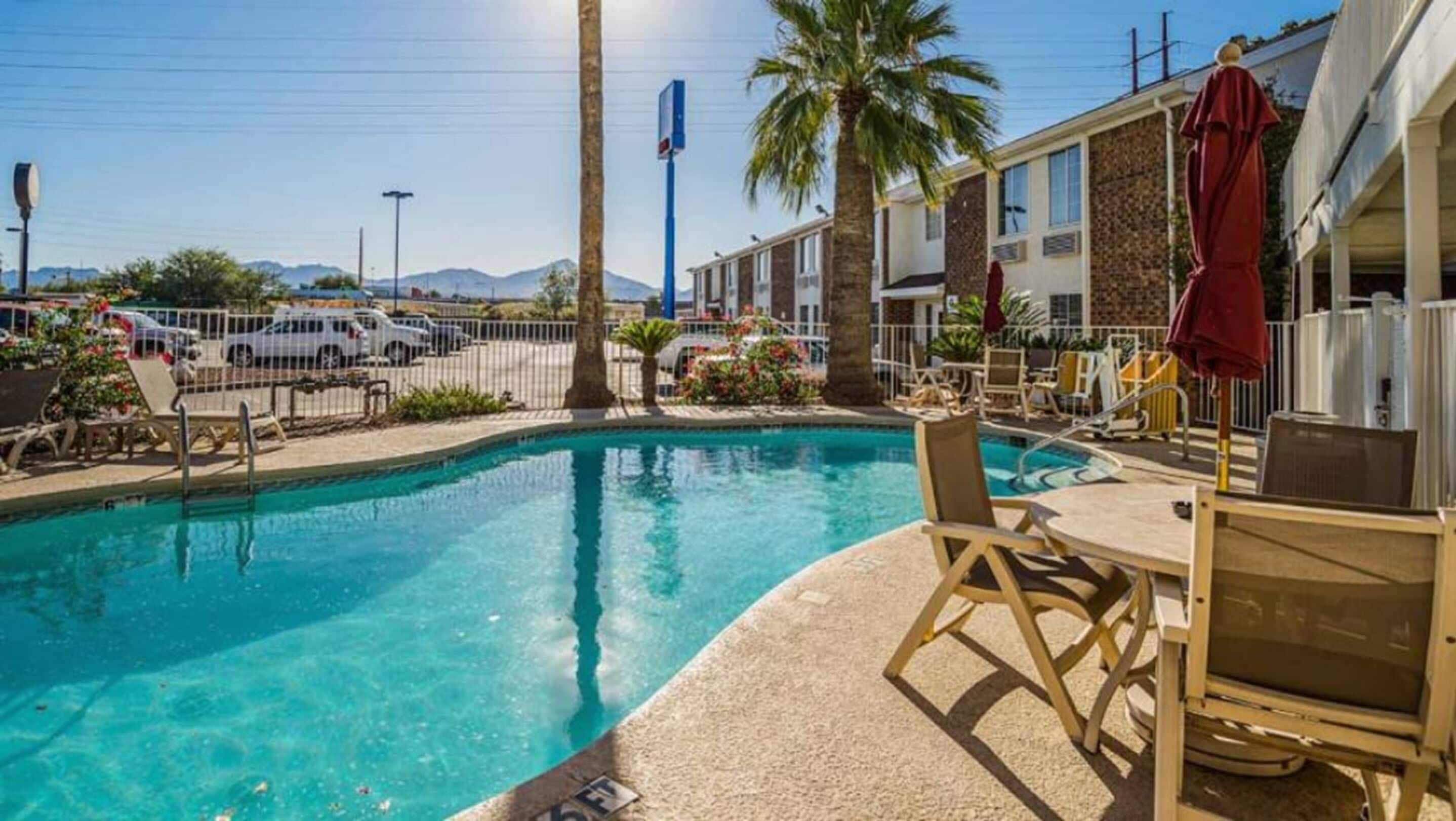 Piscine extérieure, chaises longues