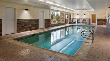 Una piscina techada, una piscina al aire libre