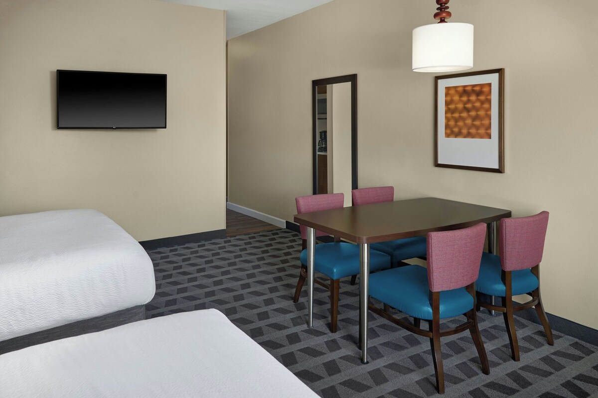 Studio, 2 Queen Beds, Corner | Laptop workspace, iron/ironing board, cribs (free), WiFi (free)