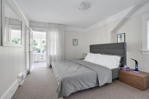 Character Kitsilano 3 Bedroom & Office Home