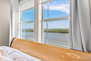 5 bedrooms, desk, free WiFi, bed sheets