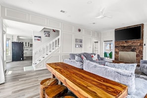 Smart TV, fireplace, books, stereo - Luxury Beach Estate Ocean view, Pool, 360° Deck&Beach Access 20%off last minute  (Surfside Beach)