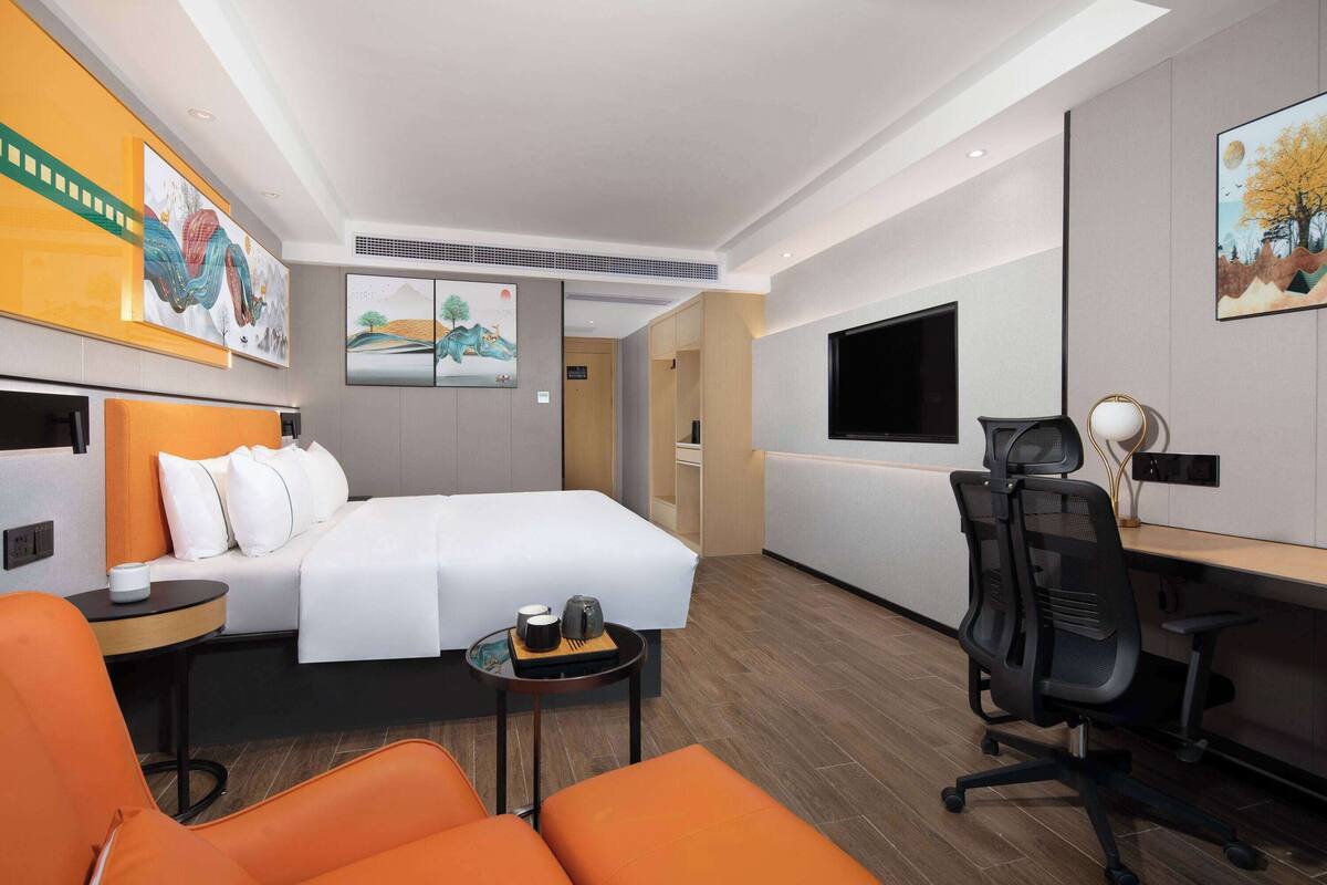 Room, 1 King Bed, Non Smoking (Smart Premier) | Desk, free WiFi, bed sheets