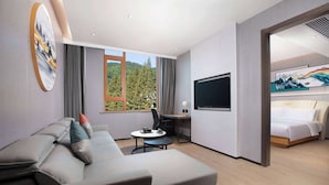 ห้องสวีท, เตียงคิงไซส์ 1 เตียง, ปลอดบุหรี่ (Smart) | โต๊ะทำงาน, Wi-Fi ฟรี, ผ้าปูที่นอน