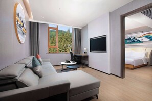 Desk, free WiFi, bed sheets - Microtel by Wyndham Huangshan Tangkou (Huangshan)