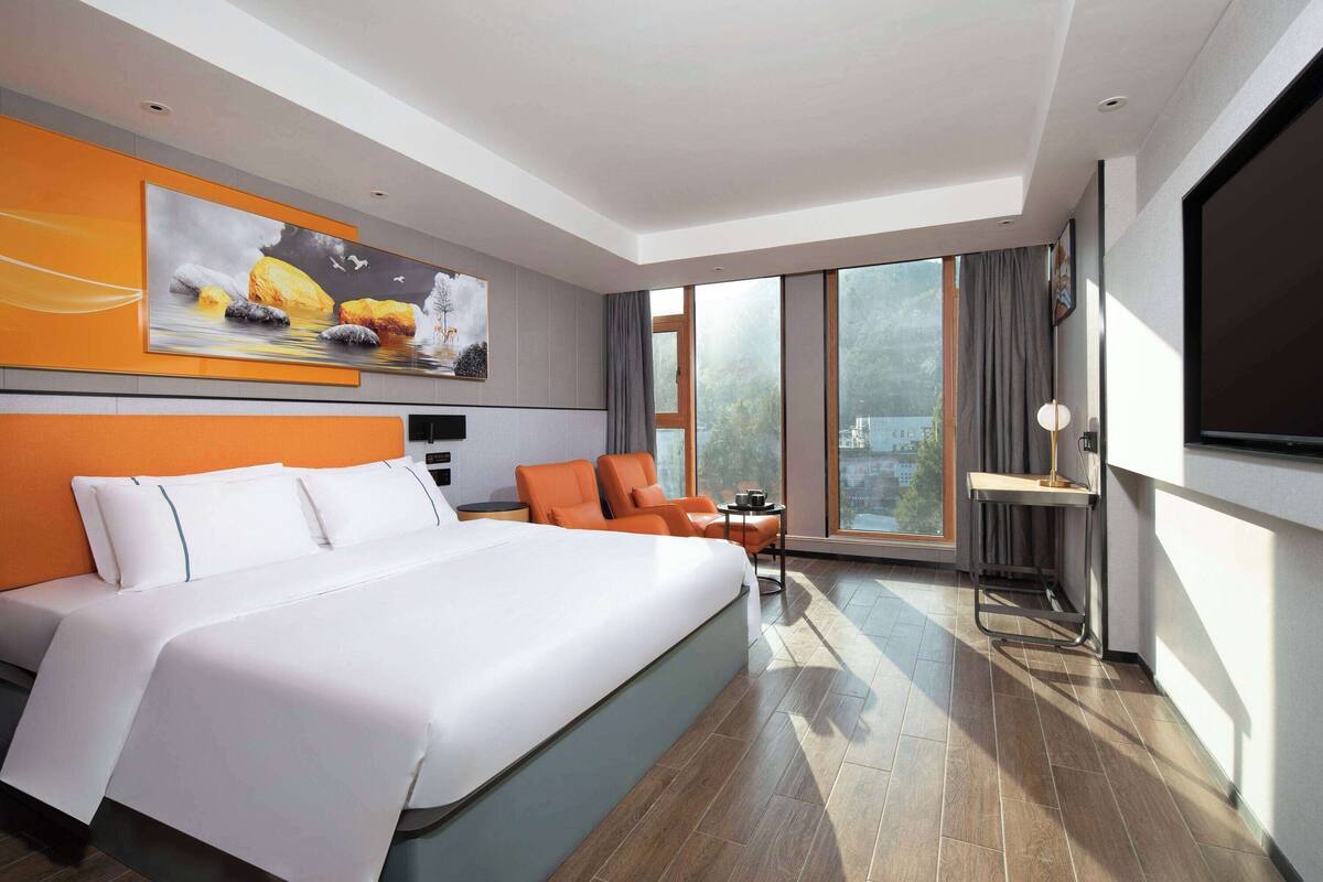 Room, 1 King Bed, Non Smoking | Desk, free WiFi, bed sheets