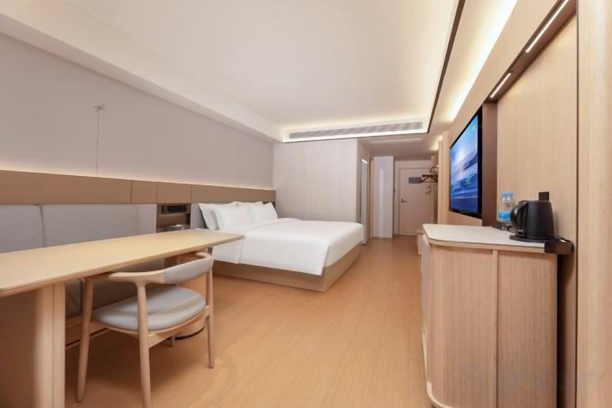 Desk, free WiFi, bed sheets