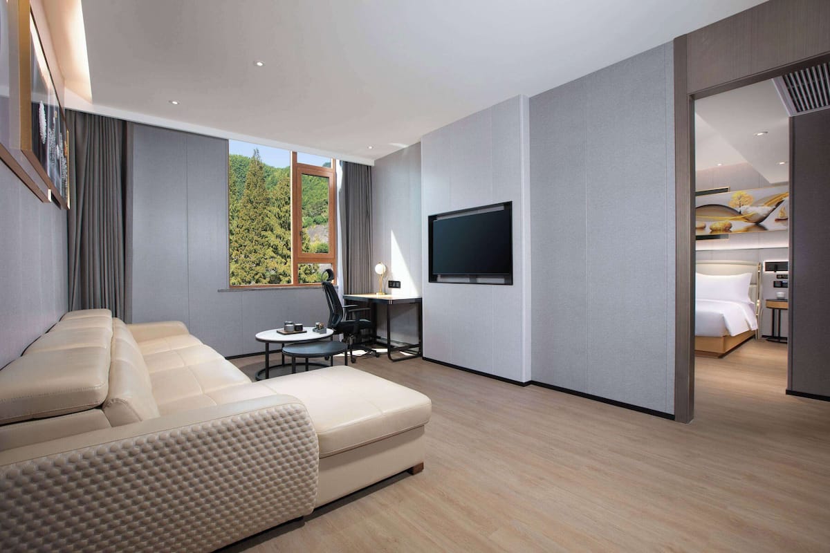 Suite, 1 King Bed, Non Smoking (Smart Premier) | Desk, free WiFi, bed sheets
